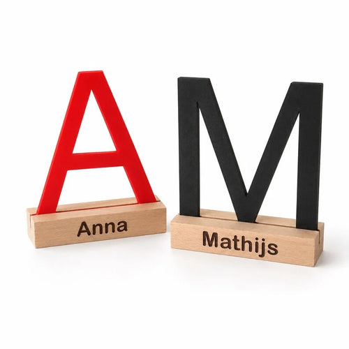 Gepersonaliseerde Naamletter op Houten Standaard