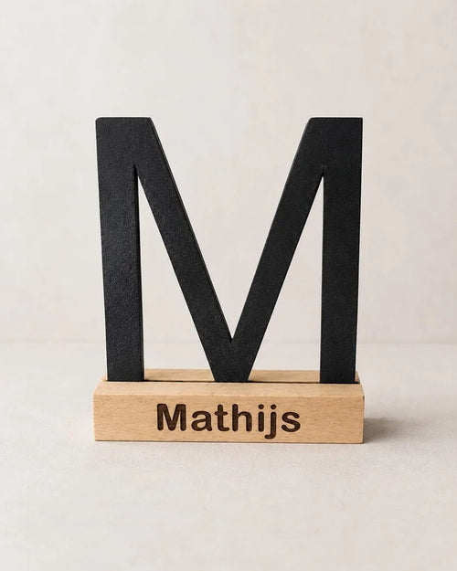 Gepersonaliseerde Naamletter op Houten Standaard